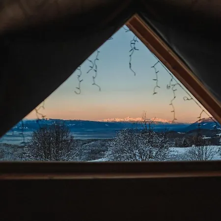 Dom wakacyjny Med Smrekami - With Chalet, Sauna And Jacuzzi Cerklje na Gorenjskem