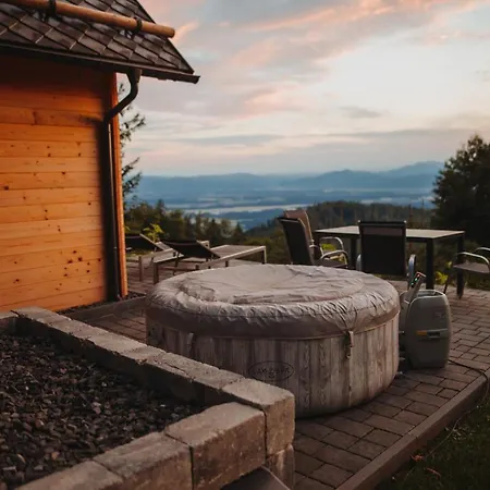 Dom wakacyjny Med Smrekami - With Chalet, Sauna And Jacuzzi Cerklje na Gorenjskem